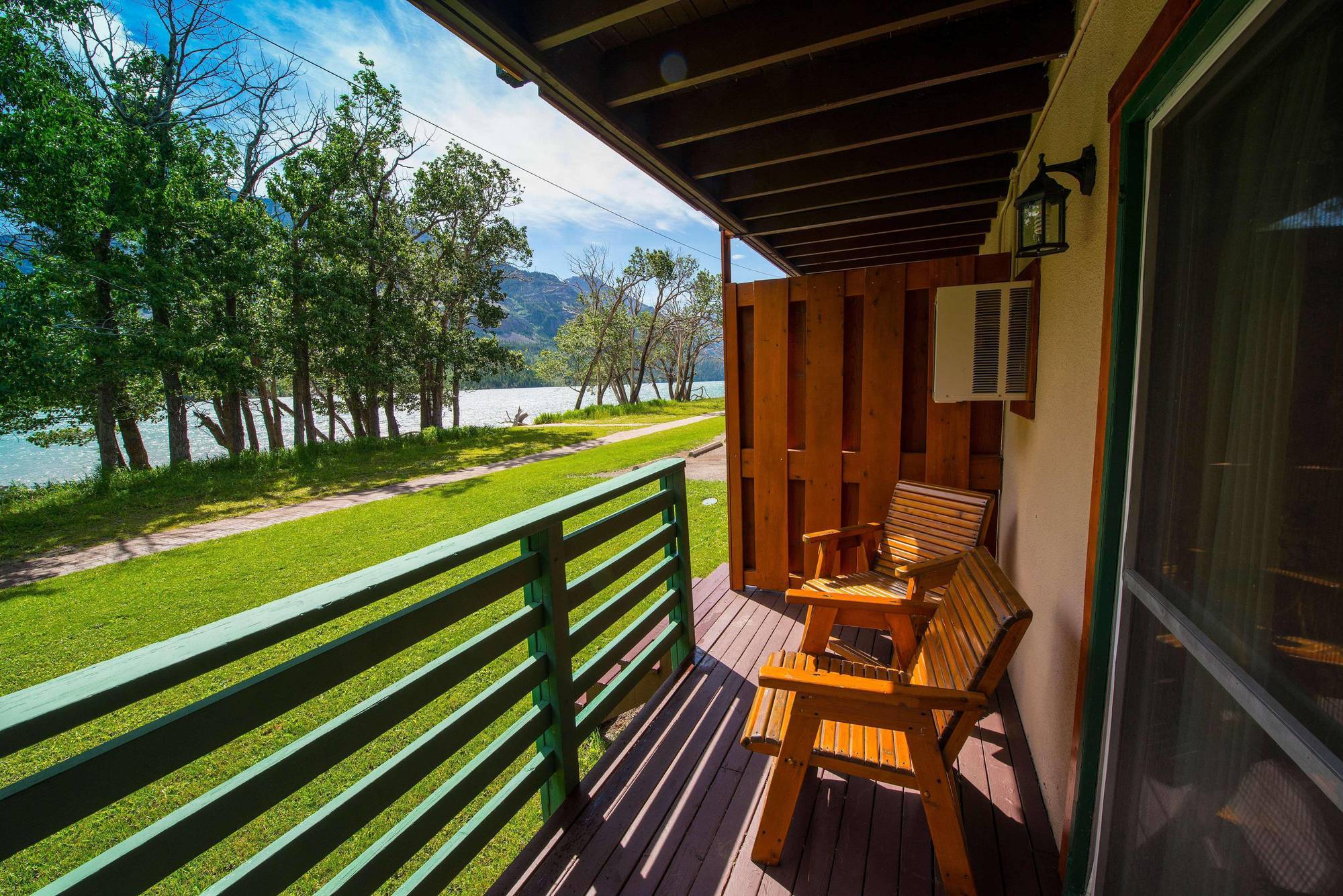 Bayshore Inn & Spa Waterton Park Extérieur photo